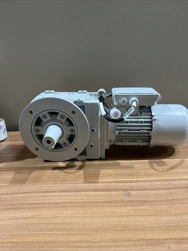 LENZE - GKS05-3MVAK-071C42 - Helical-Bevel Precise Positioning Gearbox EN60034