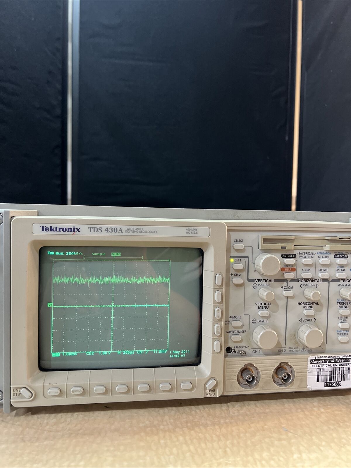Tektronix TDS 430A Two Channel 400MHz 100MS/s Digitizing Oscilloscope Working