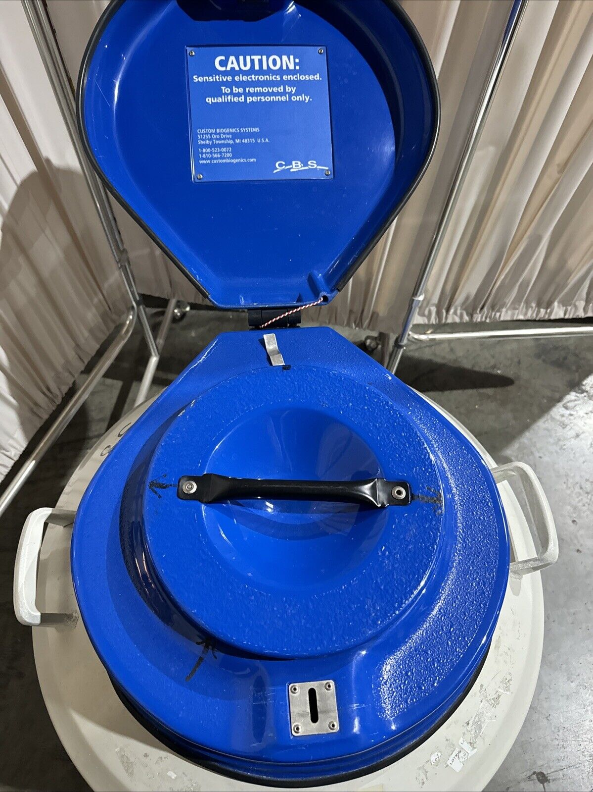 CBS CRYOSYSTEM cryo liquid nitrogen tank sample storage 6000 w/ roller base