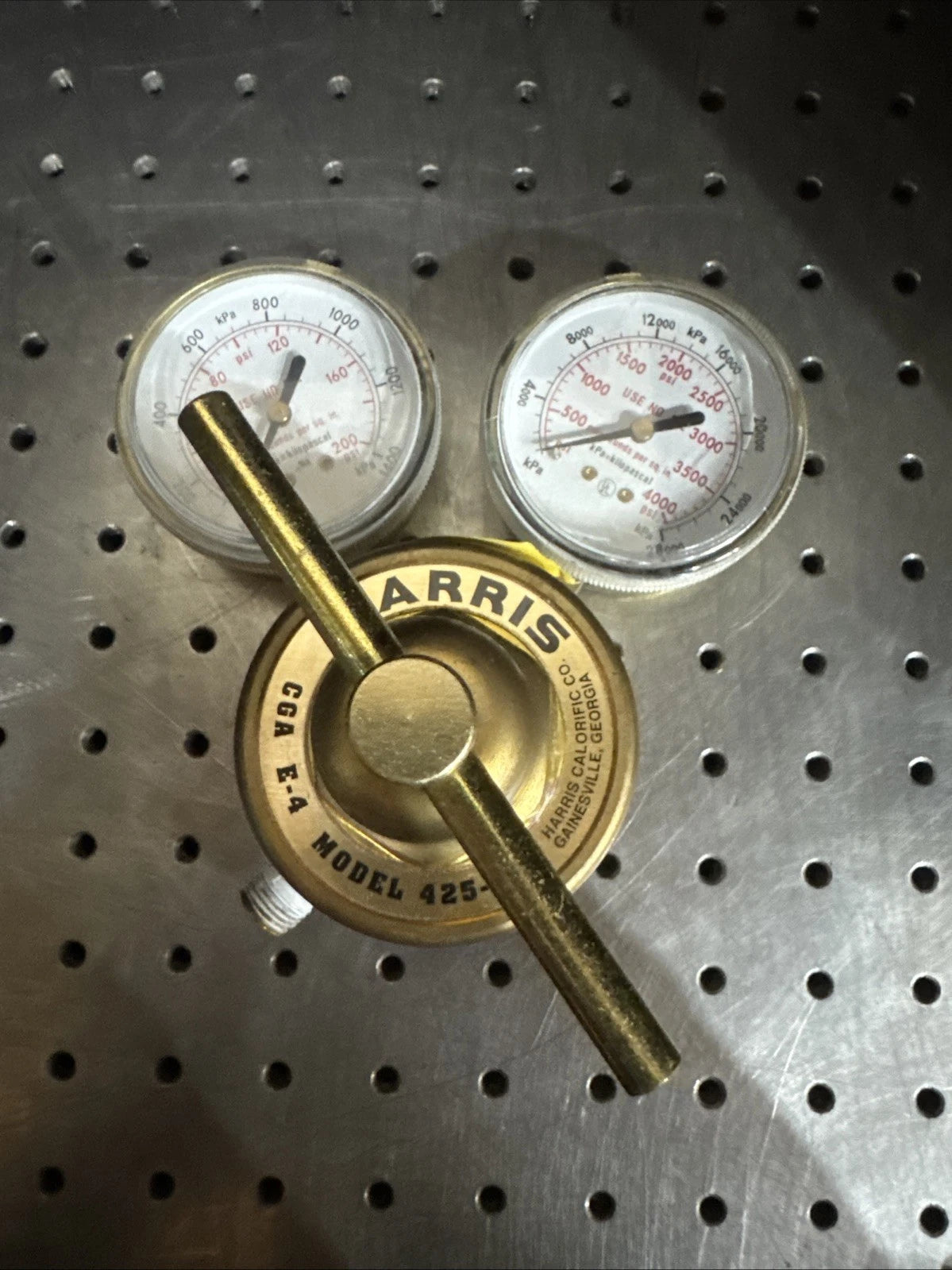 HARRIS 425-125 OXYGEN SINGLE STAGE REGULATOR, BRASS, CGA E-4