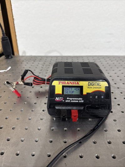Duratrax Piranha  Digital Peak Battery Charger -NiCd/NiMH Charging Programmable