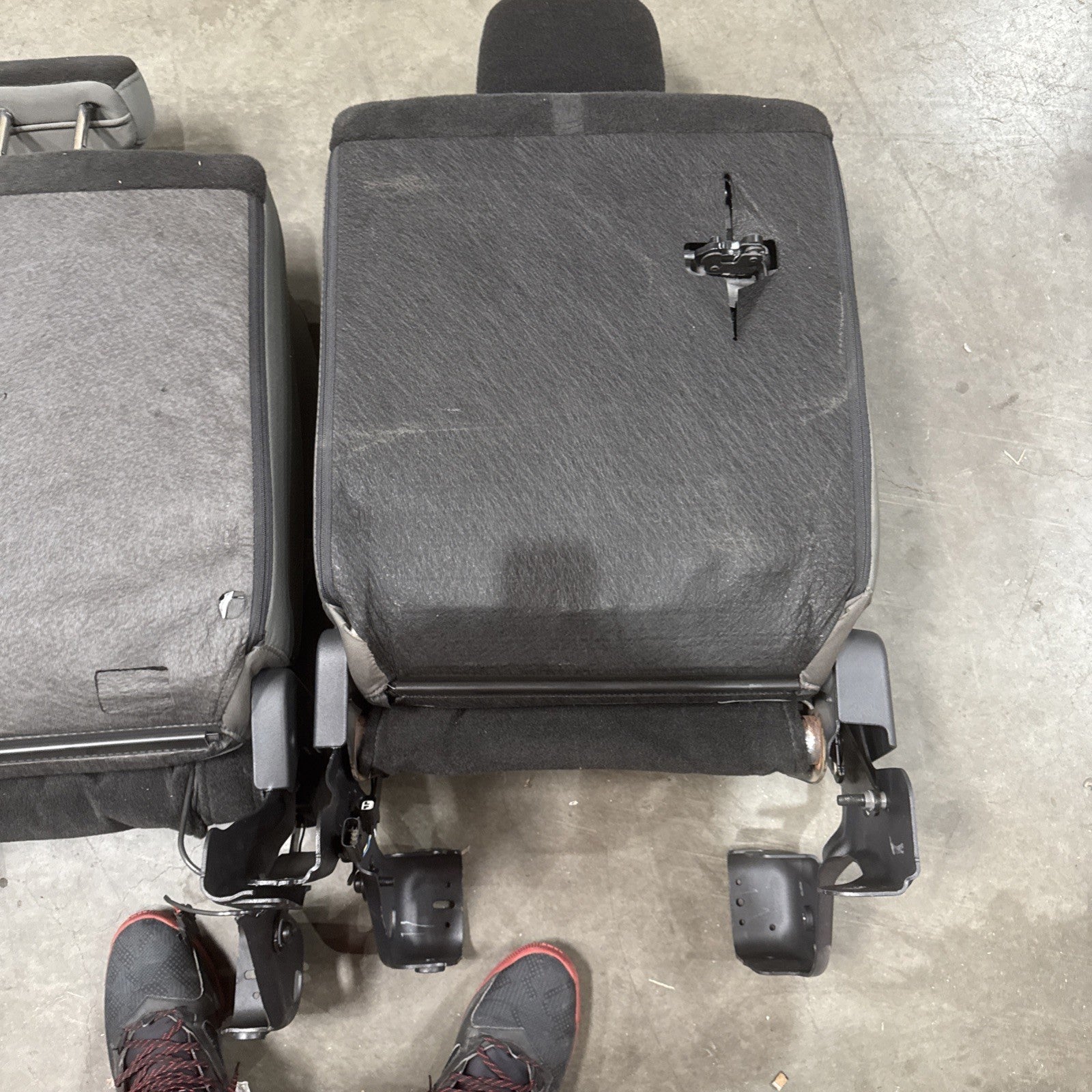 22&#39; F350 Crew Cab Gray Cloth Rear Back Backseat Bench Seat Assembly Headrests OE
