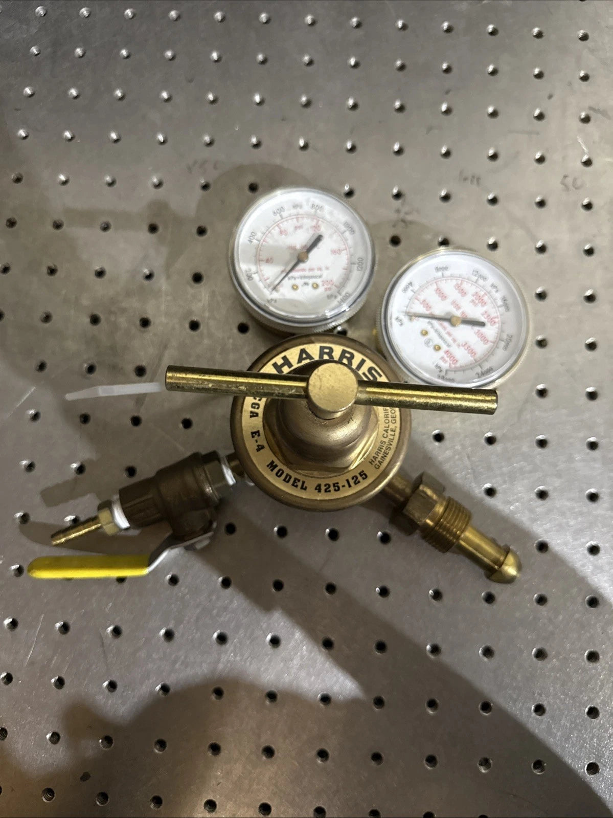 HARRIS 425-125 OXYGEN SINGLE STAGE REGULATOR, BRASS, CGA E-4